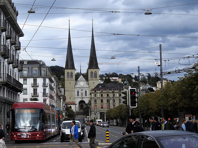 Oberleitungsbus und Hofkirche St. Leodegar