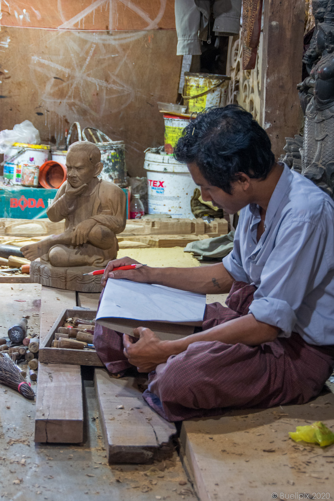 Holzschnitzer in Mandalay (© Buelipix)