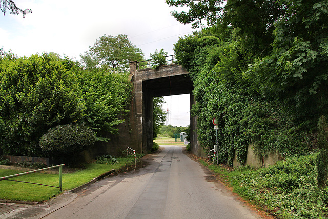 Eisenbahnbrücke über der Brahmkampstraße (Oberhausen) / 21.05.2022