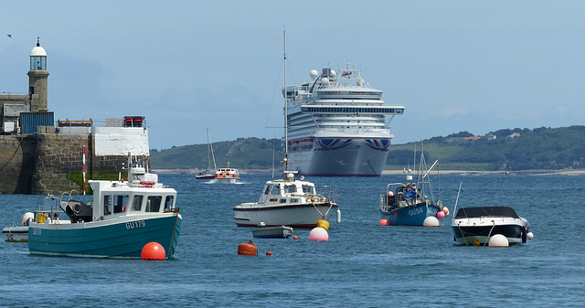 P&O Azura at St Peter Port (1) - 30 May 2015