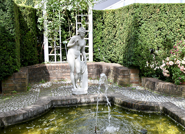 Skulptur im Botanischen Garten in Augsburg