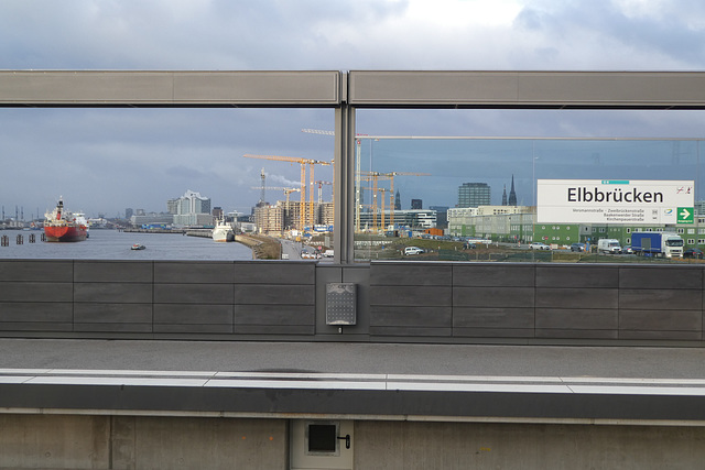 Blick vom Bahnsteig auf die Elbe