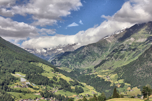 Blick von Stulles/Moos 1300 m hoch gelegen hinein ins Pfelderer Tal.