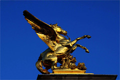 Une des quatre statues de bronze doré ornant le pont Alexandre III