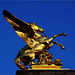 Une des quatre statues de bronze doré ornant le pont Alexandre III