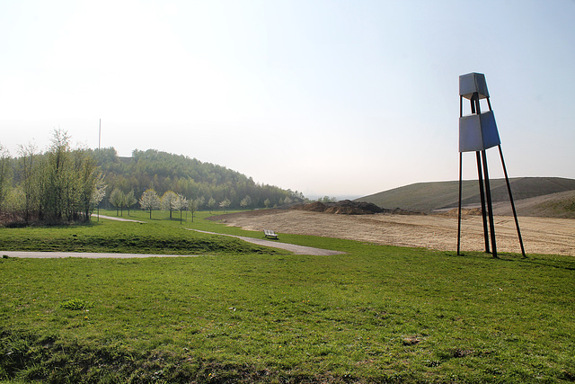 Korridorpark, im Hintergrund die Adener Höhe (Halde Großes Holz, Bergkamen) / 9.04.2017