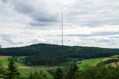 Blick vom Ernstberg auf den Scharteberg und den Sender Eifel