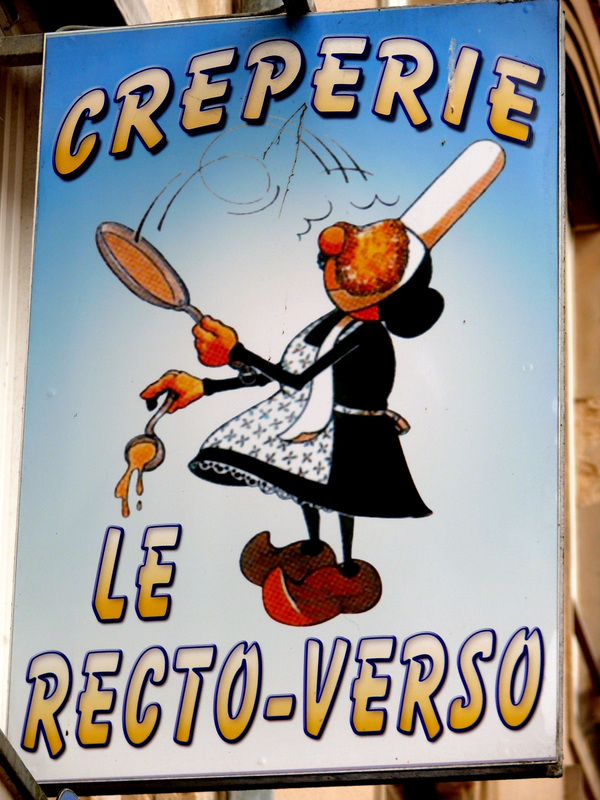 Elle fait des crepes et...rit !!