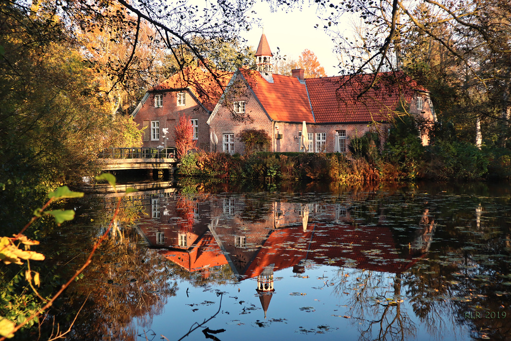 Barmstedt, Rantzauer Schlossinsel im Herbst