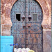Tunisi : Una vecchia porta nella Medina e piatti lucenti esposti davanti