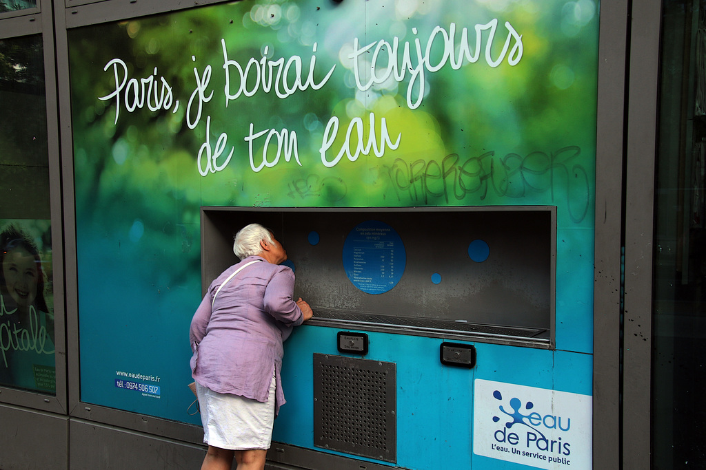 A la fontaine "  La pétillante " , l'eau de source est gratuite . Monique en a bu 12 litres