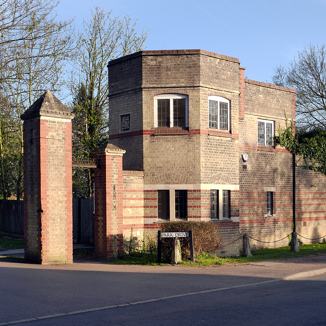 Impington Hall - gate lodge 2015-04-21