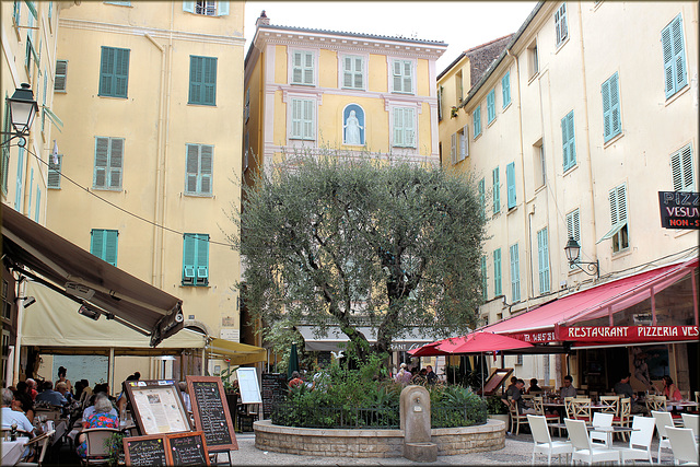 Menton (06) 27 septembre 2016. La Place du Cap.