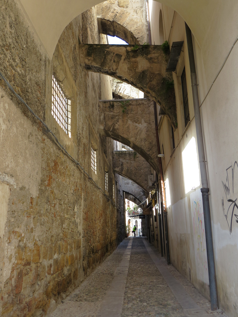 Vicolo près du port de la Cala.