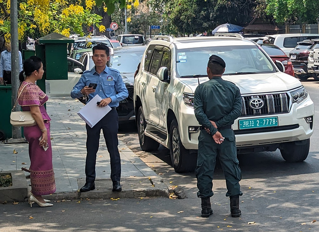 Cambodian lady in high heels / Dame cambodgienne en talons hauts