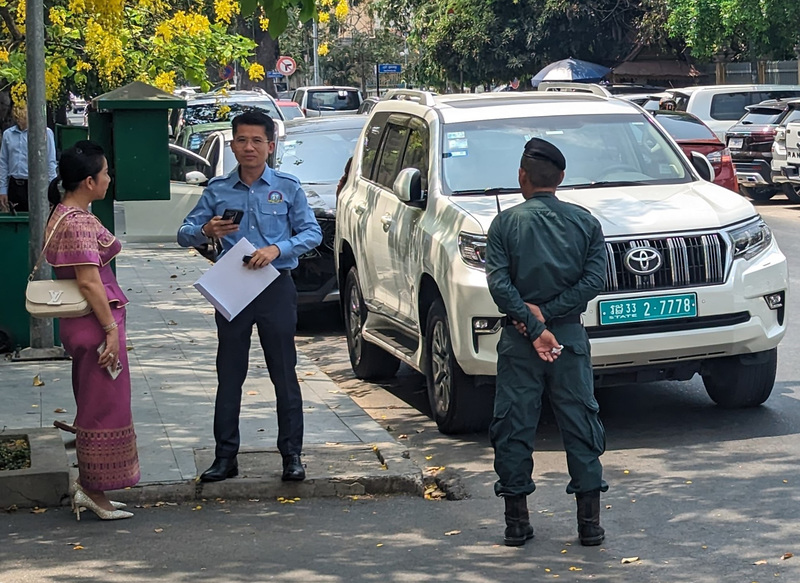 Cambodian lady in high heels / Dame cambodgienne en talons hauts