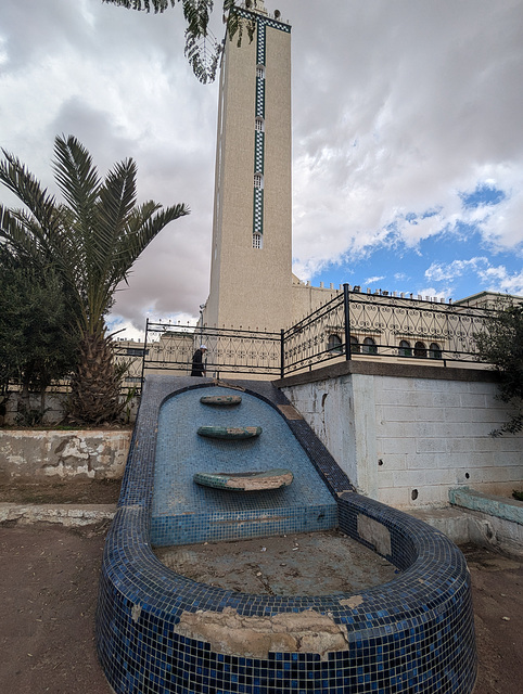 Fontaine de culte à sec en décadence