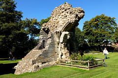Ruine mit Balkon und Vorgarten Glastonbury Abbey/Somerset