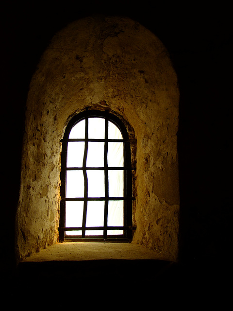 Drei Fenster einer Krypta (3)