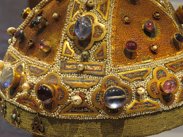 Crypte : couronne de Contance d'Aragon.