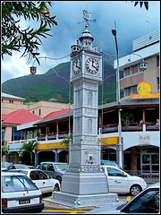 SEYCHELLES : anche 4 lampioni in stile per illuminare l'incrocio molto trafficato - la clock tower è una miniatura del Big Ben di Londra