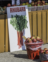 rhubarb or apple ... apple or rhubarb ... I must have misunderstood something? (© Buelipix)