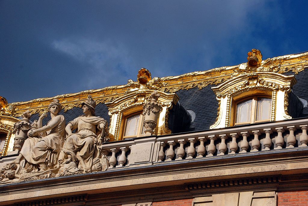 Sculptures sur le toit de la Cour de Marbre du Château de Versailles .