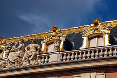 Sculptures sur le toit de la Cour de Marbre du Château de Versailles .