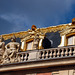 Sculptures sur le toit de la Cour de Marbre du Château de Versailles .