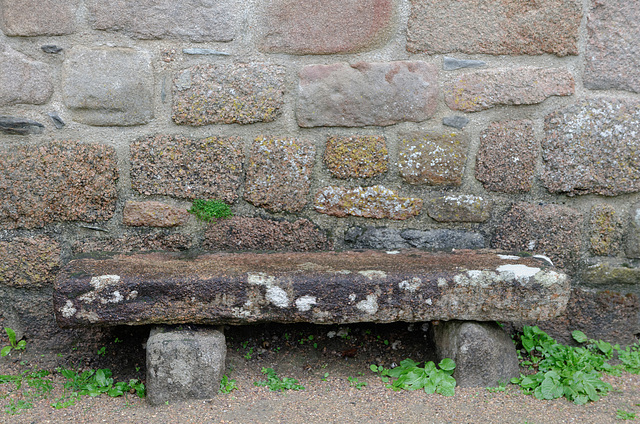 Mur et banc de granite