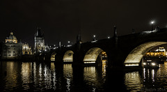 die Karlsbrücke by night  (© Buelipix)