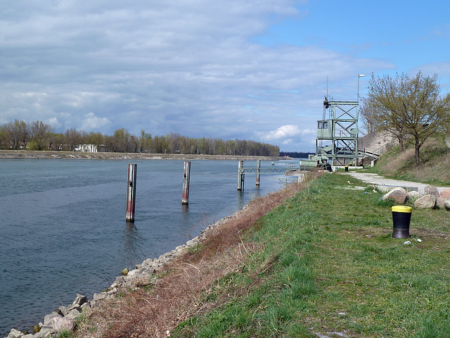 Damit der Rhein von Unrat befreit wird, braucht es auch die dazu nötigen Gerätschaften.