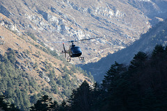 Khumbu, Helicopter over the Gorge of the Dudh-Kosi