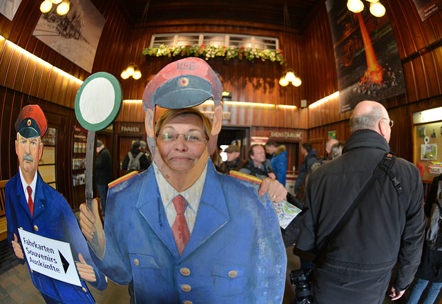 Treffen im Bahnhof Westerntor, Heidi übt schon mal  für die Abfahrt des Zuges!