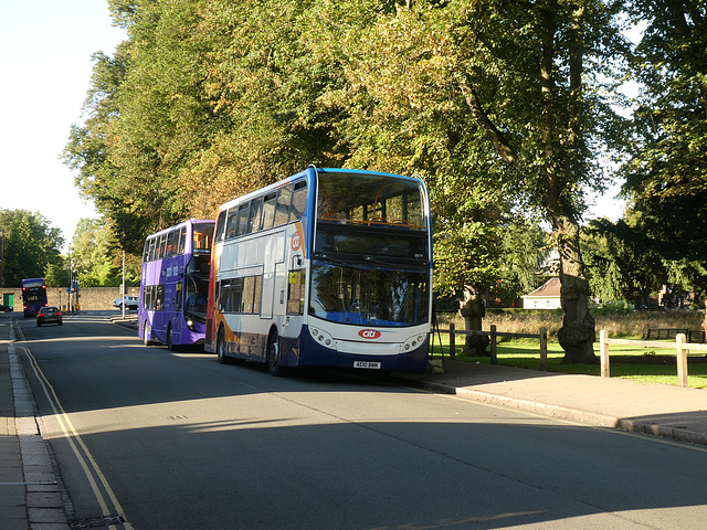 Temporary bus stops in Emmanuel Road, Cambridge for Covid-19 - 1 Sep 2020 (P1070503)