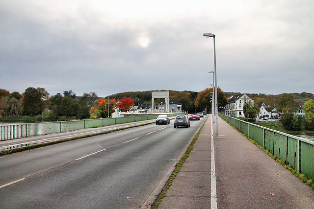 Brücke Ringstraße über dem Ruhrstauwehr (Essen-Kettwig) / 1.11.2023