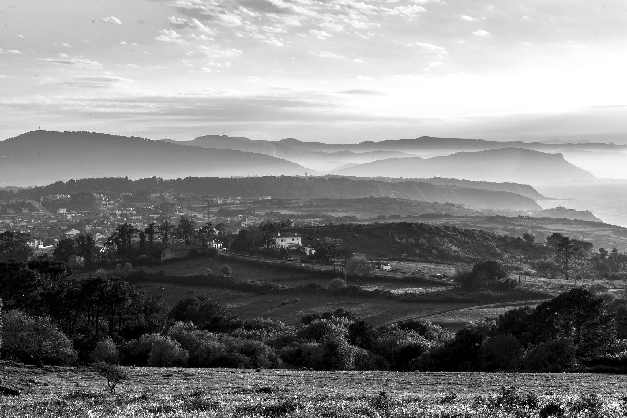 paisaje marítimo terrestre en B&W