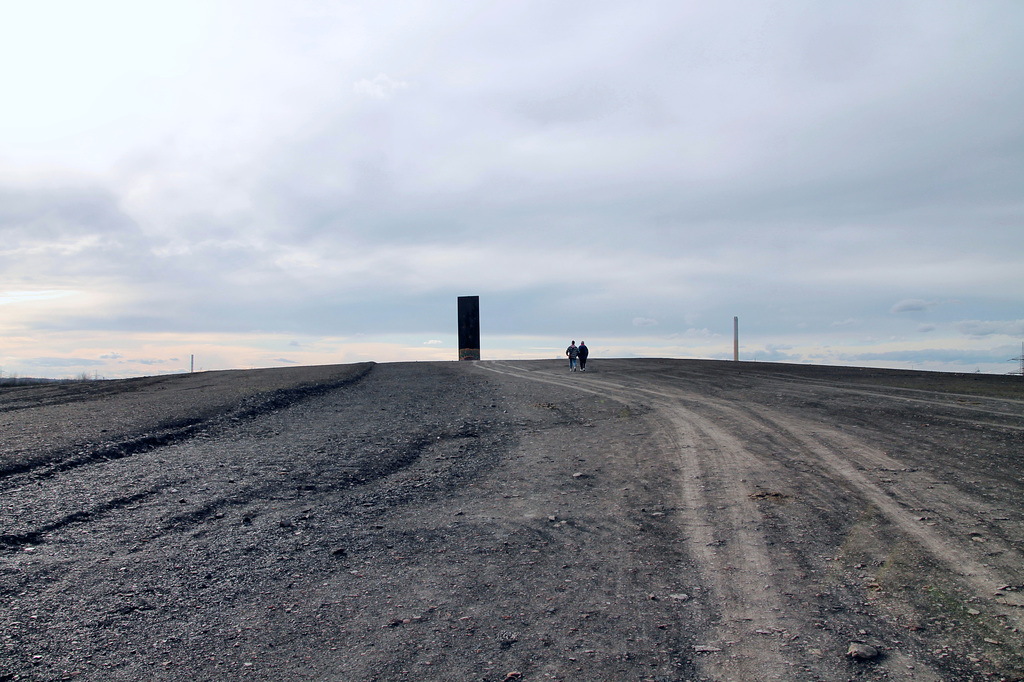 Haldenplateau mit der "Bramme für das Ruhrgebiet" (Schurenbachhalde, Essen-Altenessen) / 2.03.2024