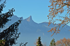 Blick zum Stockhorn durch einen noch leichten Herbstdunst