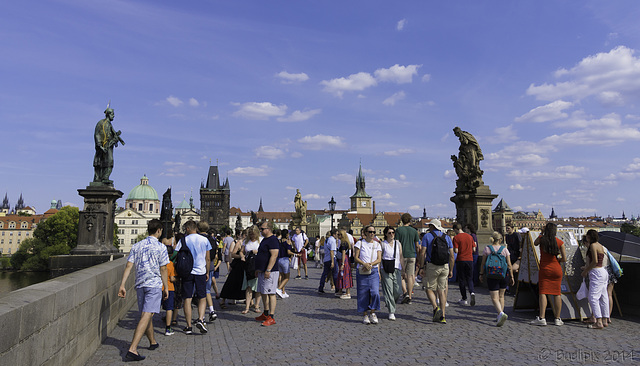 Sommer auf der Karlsbrücke in Prag (© Buelipix)