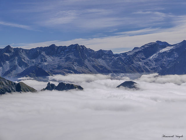 Freiheit Gefühl über dem Nebel