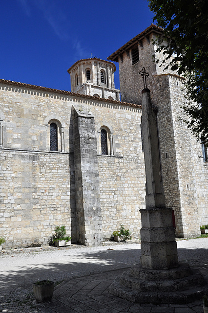 Cycling from Bordeaux Vineyards to the Atlantic Coast/ Abbaye Saint-Pierre de Vertheuil