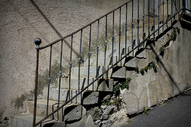 Vieil escalier de village