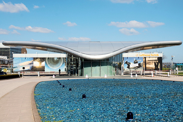 Die Farbe Blau: Portal der Lufthansa Werft am Hamburg Airport.