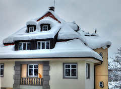 Haus mit Katzenbalkon.  ©UdoSm