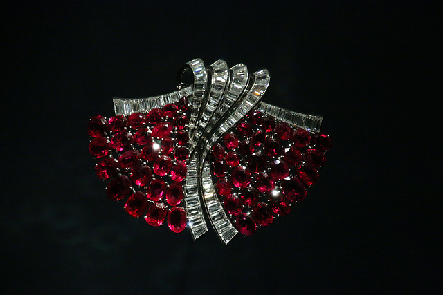 Double clip éventail - rubis , diamants , platine .