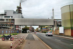 Duisburger Straße mit Werksanlagen von Venator (Duisburg-Homberg) / 3.10.2022