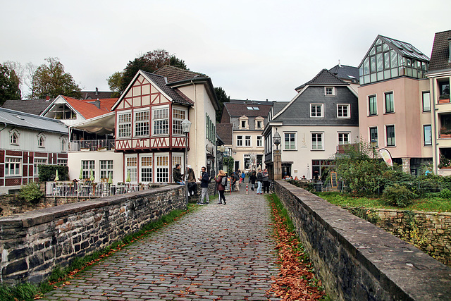 Auf der Mühlengrabenbrücke von 1786 (Historische Altstadt Kettwig, Essen) / 1.11.2023