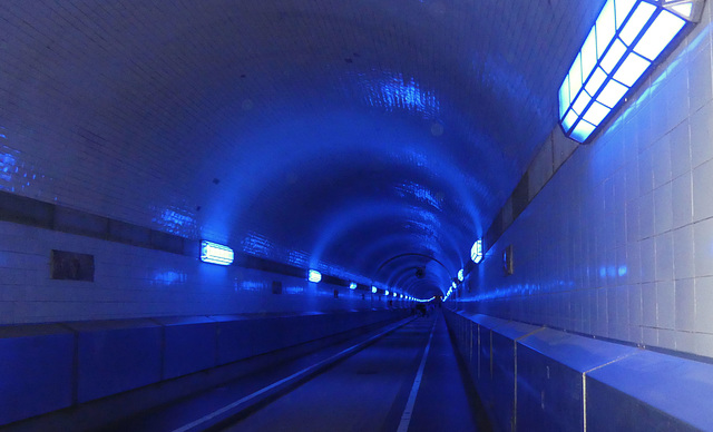 Blauer Tunnel - Blue Tunnel