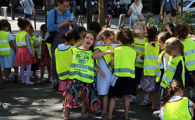 Manifestation des gilets jeunes d'une rare violence , avec au centre , cette petite fille qui me tire la langue . J'ai été en état de choc pendant plusieurs jours .